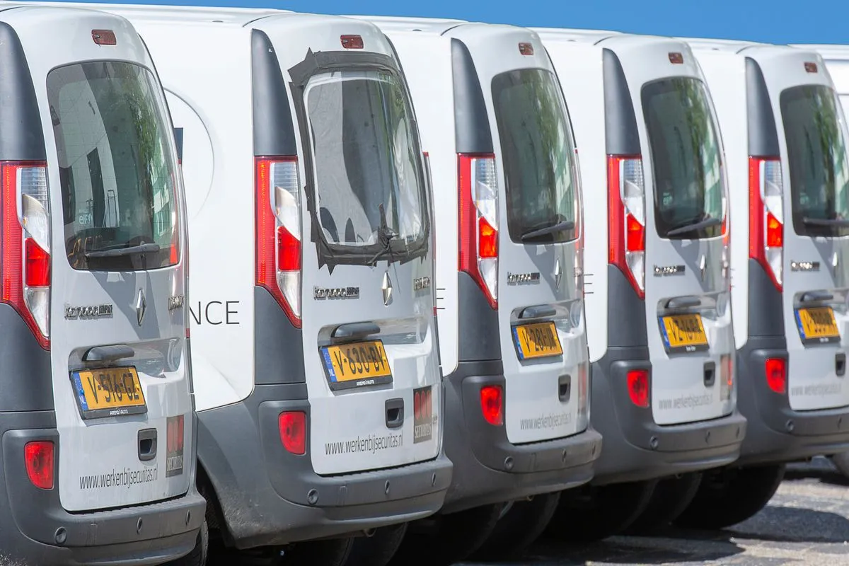 Frota de vans de serviço enfileiradas, equipe de campo acompanhada como num mapa ao vivo