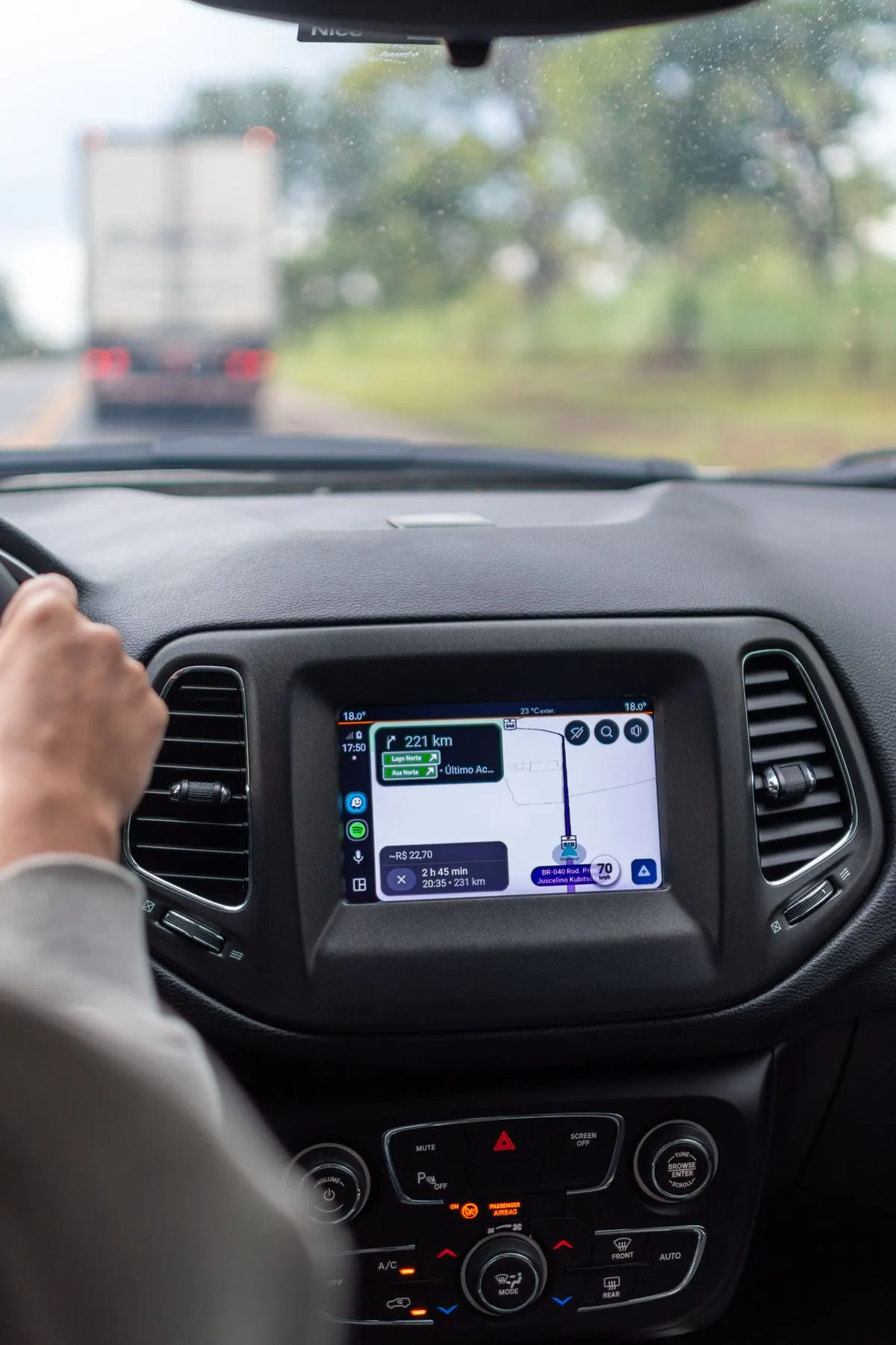Motorista usando navegação GPS no carro para seguir a rota do dia