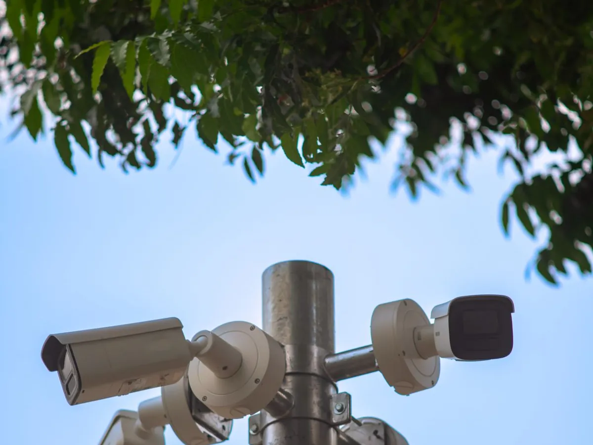 Conjunto de câmeras de segurança CFTV instaladas em um poste apontando para vários ângulos