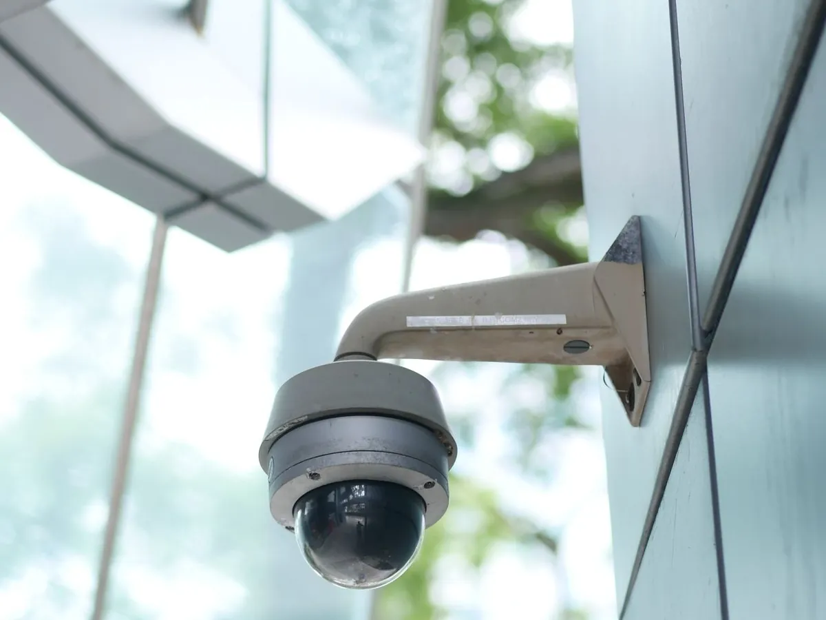 Câmera de segurança tipo dome instalada na fachada de um prédio