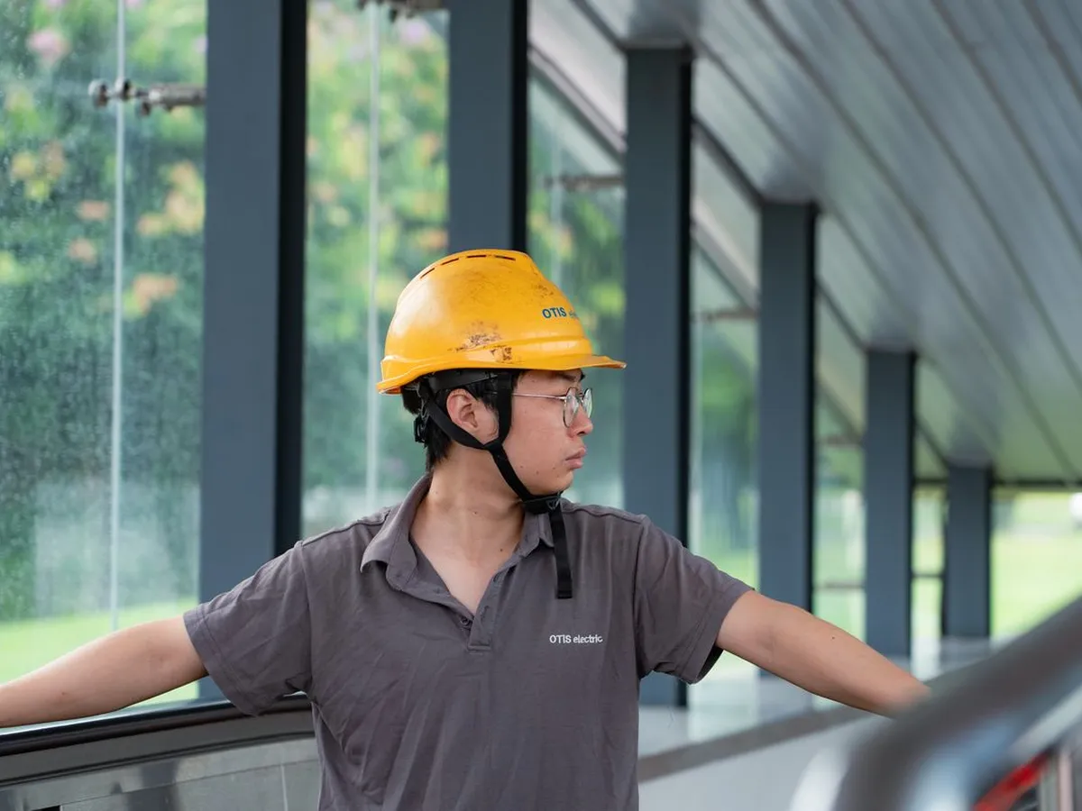Operário de capacete inspeciona obra em canteiro de construção
