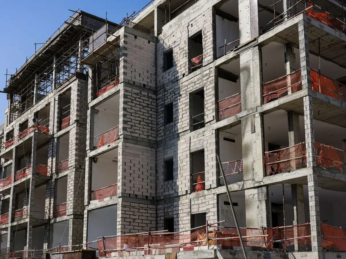 Empreendimento residencial de vários andares em construção com andaimes