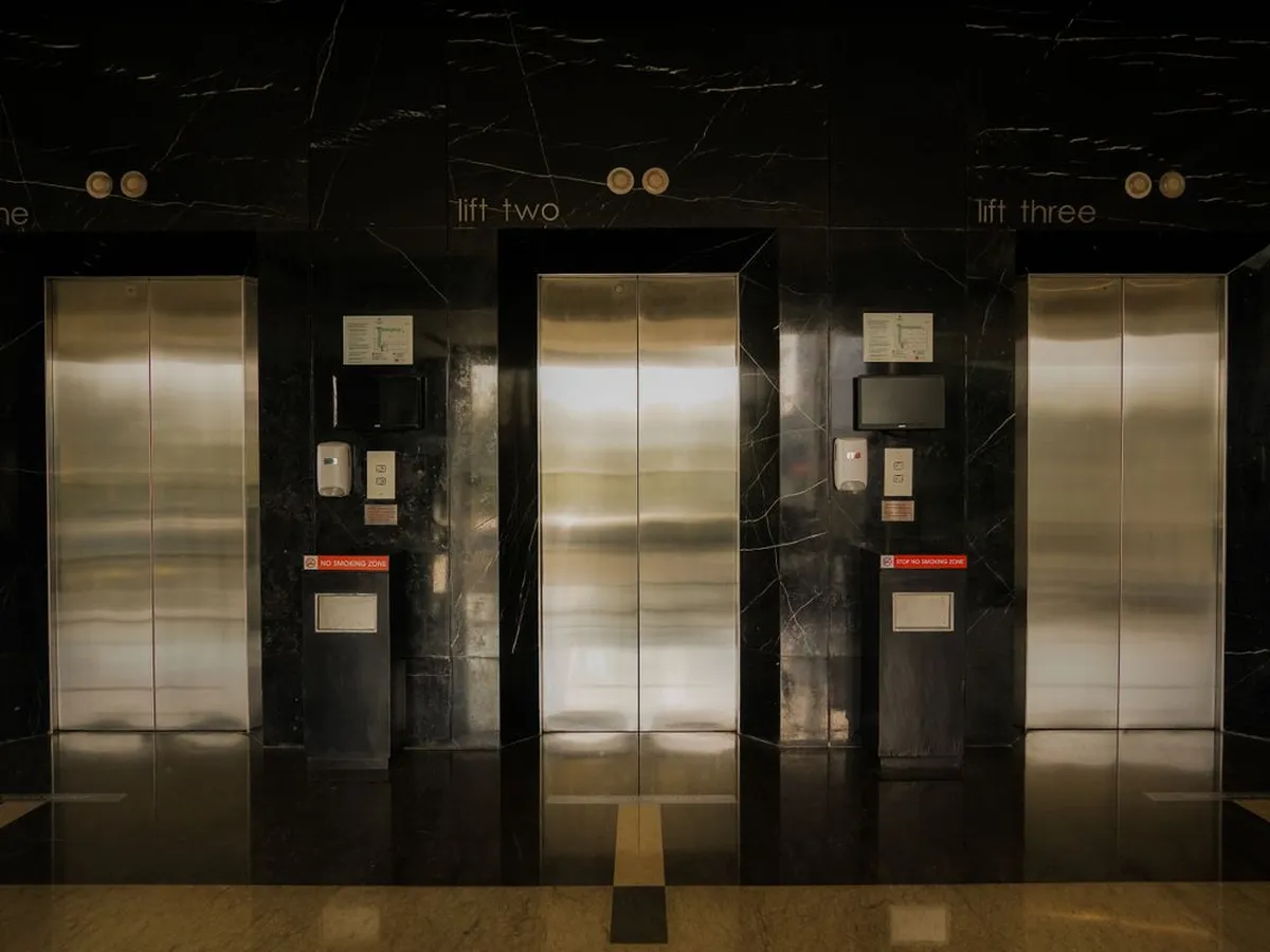 Portas de elevador em aço inox em hall de edifício moderno