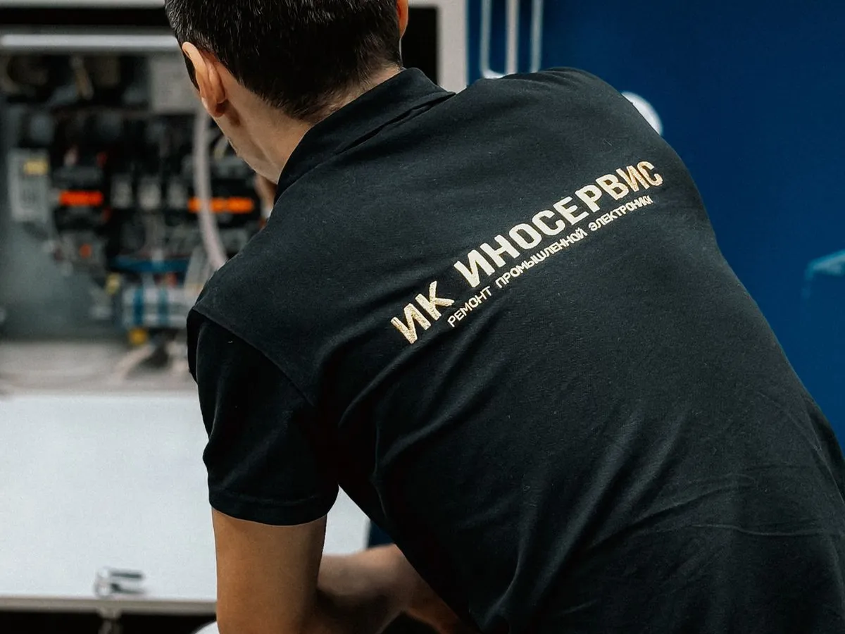 Técnico realiza manutenção em maquinário industrial