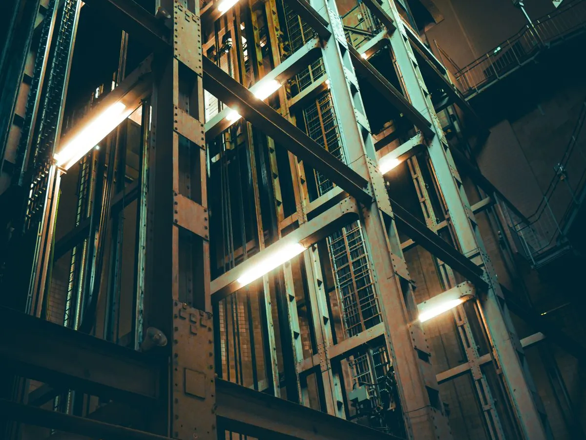 Vista do poço industrial de elevador iluminado