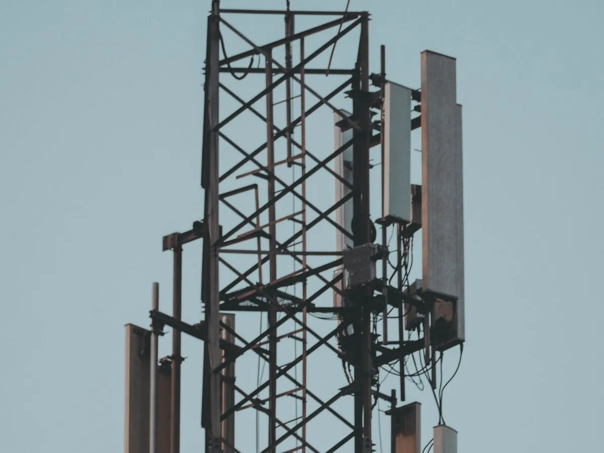 Torre de telecomunicações com antenas que cobrem a área de atendimento do provedor